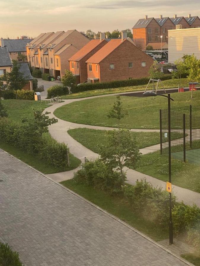Contemporary Trumpington Apartment With Self Check-In ,Free On-Site Parking, Terrace, Super Fast Wifi & 5 Mins Drive To Papworth & Addenbrookes Hospitals Cambridge  Bagian luar foto