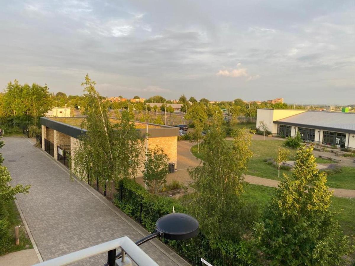 Contemporary Trumpington Apartment With Self Check-In ,Free On-Site Parking, Terrace, Super Fast Wifi & 5 Mins Drive To Papworth & Addenbrookes Hospitals Cambridge  Bagian luar foto