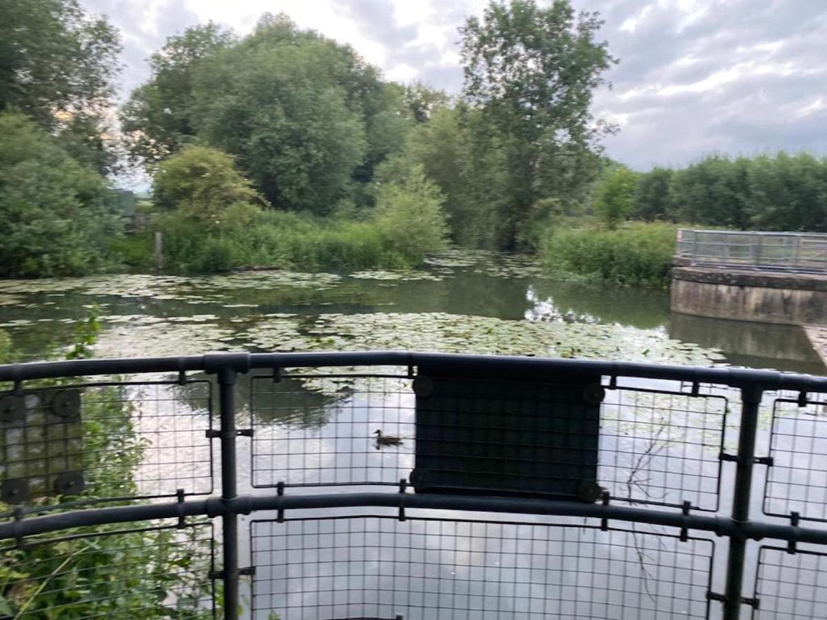 Contemporary Trumpington Apartment With Self Check-In ,Free On-Site Parking, Terrace, Super Fast Wifi & 5 Mins Drive To Papworth & Addenbrookes Hospitals Cambridge  Bagian luar foto