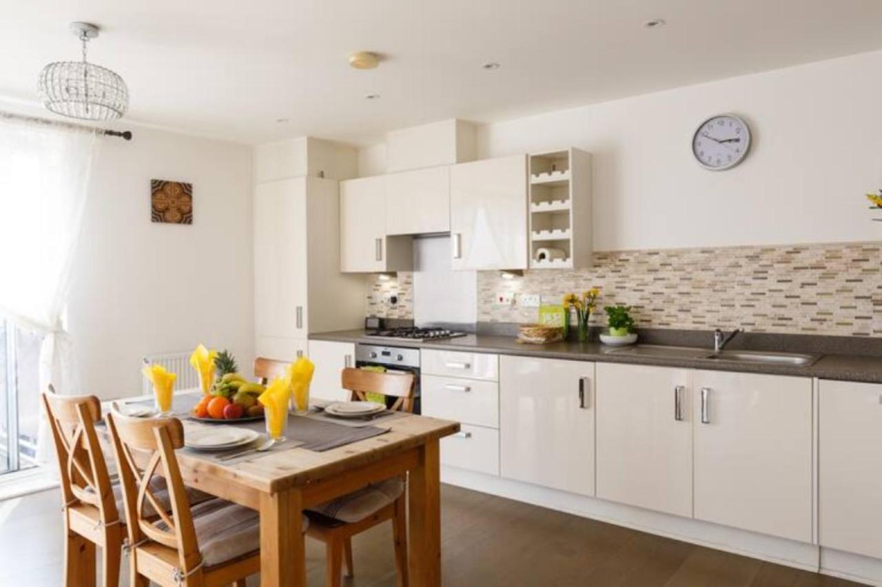 Contemporary Trumpington Apartment With Self Check-In ,Free On-Site Parking, Terrace, Super Fast Wifi & 5 Mins Drive To Papworth & Addenbrookes Hospitals Cambridge  Bagian luar foto