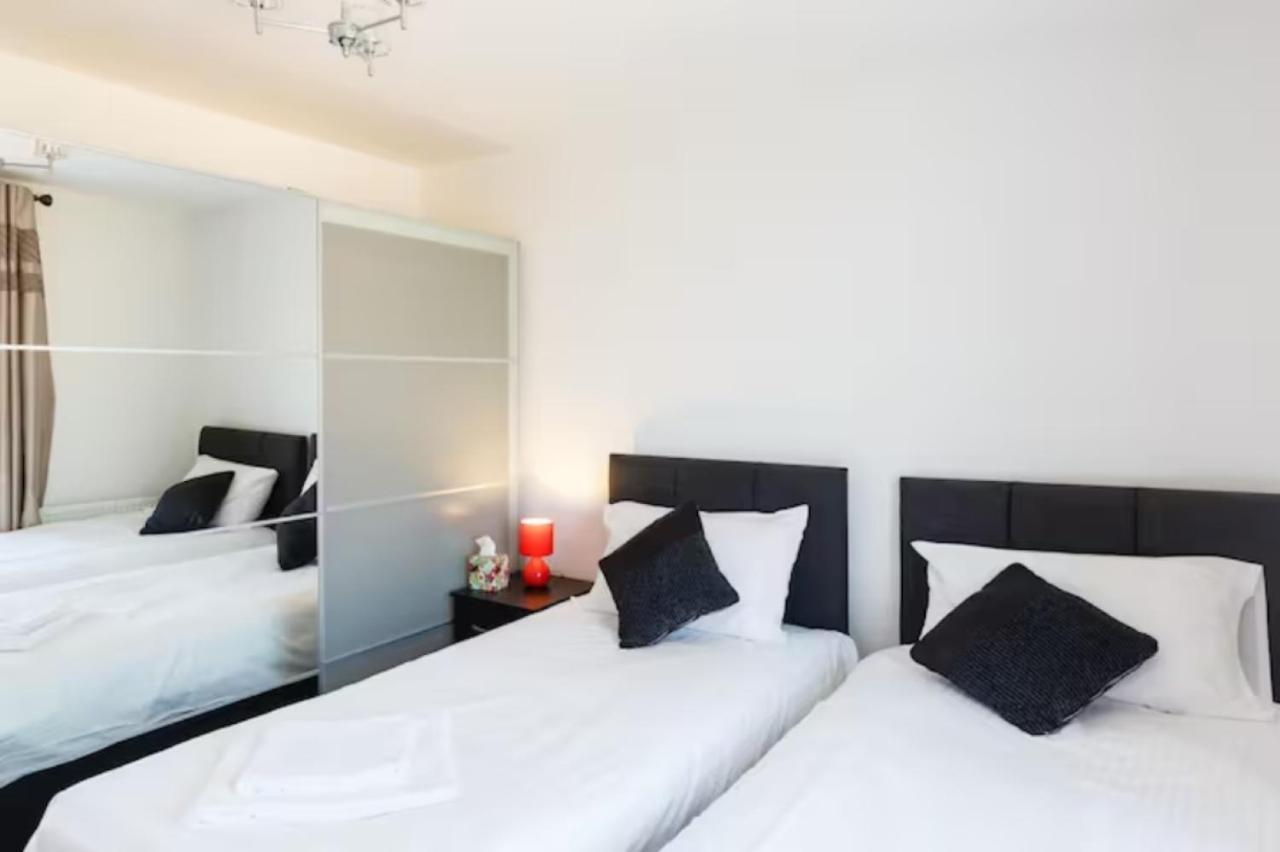 Contemporary Trumpington Apartment With Self Check-In ,Free On-Site Parking, Terrace, Super Fast Wifi & 5 Mins Drive To Papworth & Addenbrookes Hospitals Cambridge  Bagian luar foto