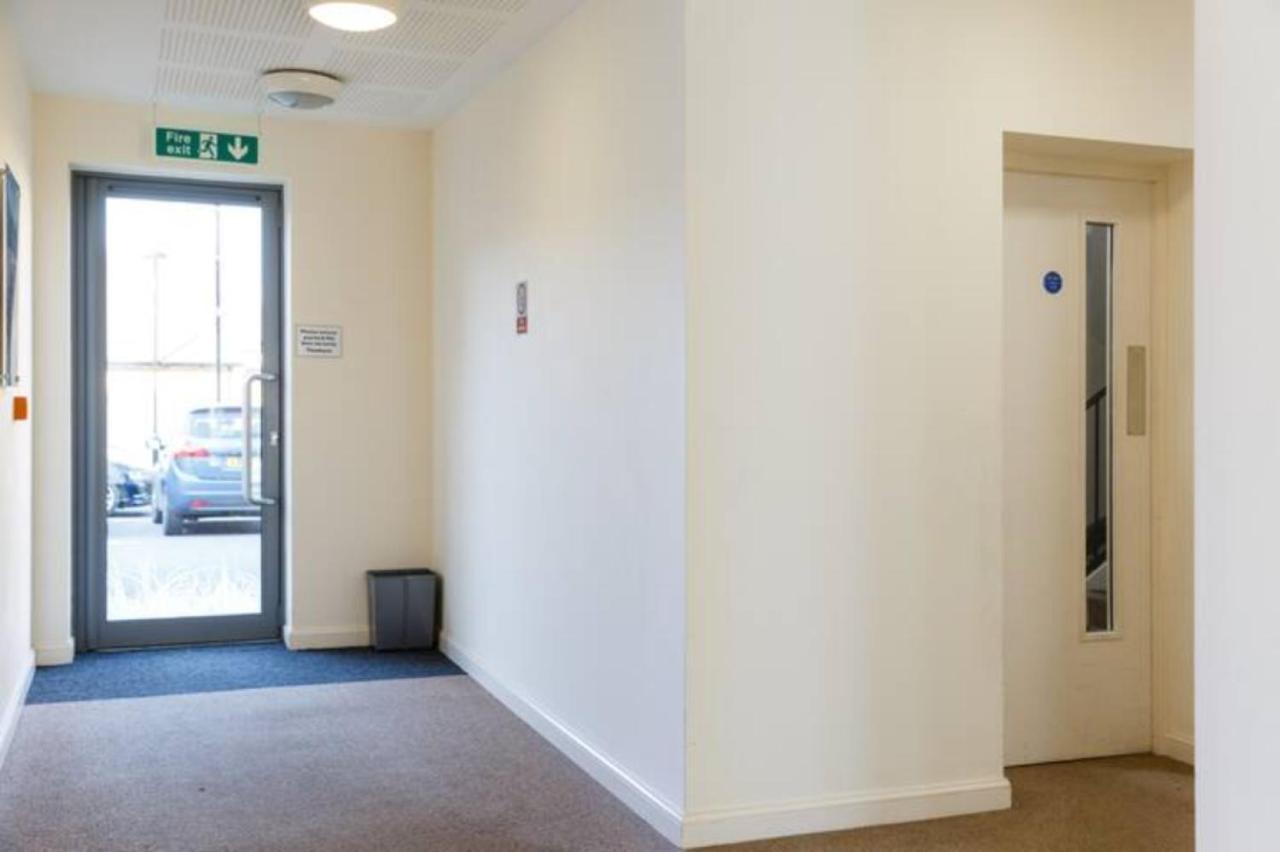 Contemporary Trumpington Apartment With Self Check-In ,Free On-Site Parking, Terrace, Super Fast Wifi & 5 Mins Drive To Papworth & Addenbrookes Hospitals Cambridge  Bagian luar foto