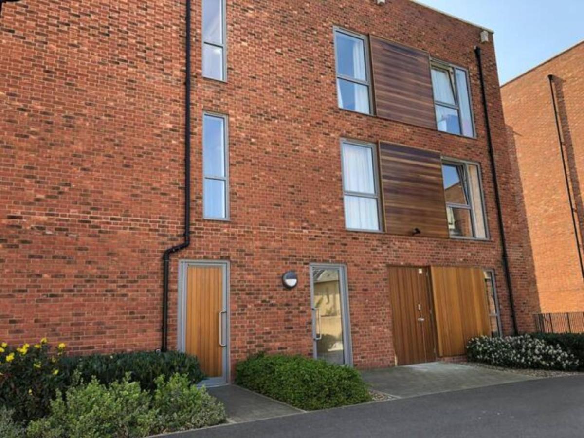 Contemporary Trumpington Apartment With Self Check-In ,Free On-Site Parking, Terrace, Super Fast Wifi & 5 Mins Drive To Papworth & Addenbrookes Hospitals Cambridge  Bagian luar foto