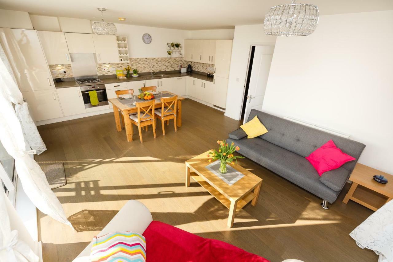 Contemporary Trumpington Apartment With Self Check-In ,Free On-Site Parking, Terrace, Super Fast Wifi & 5 Mins Drive To Papworth & Addenbrookes Hospitals Cambridge  Bagian luar foto