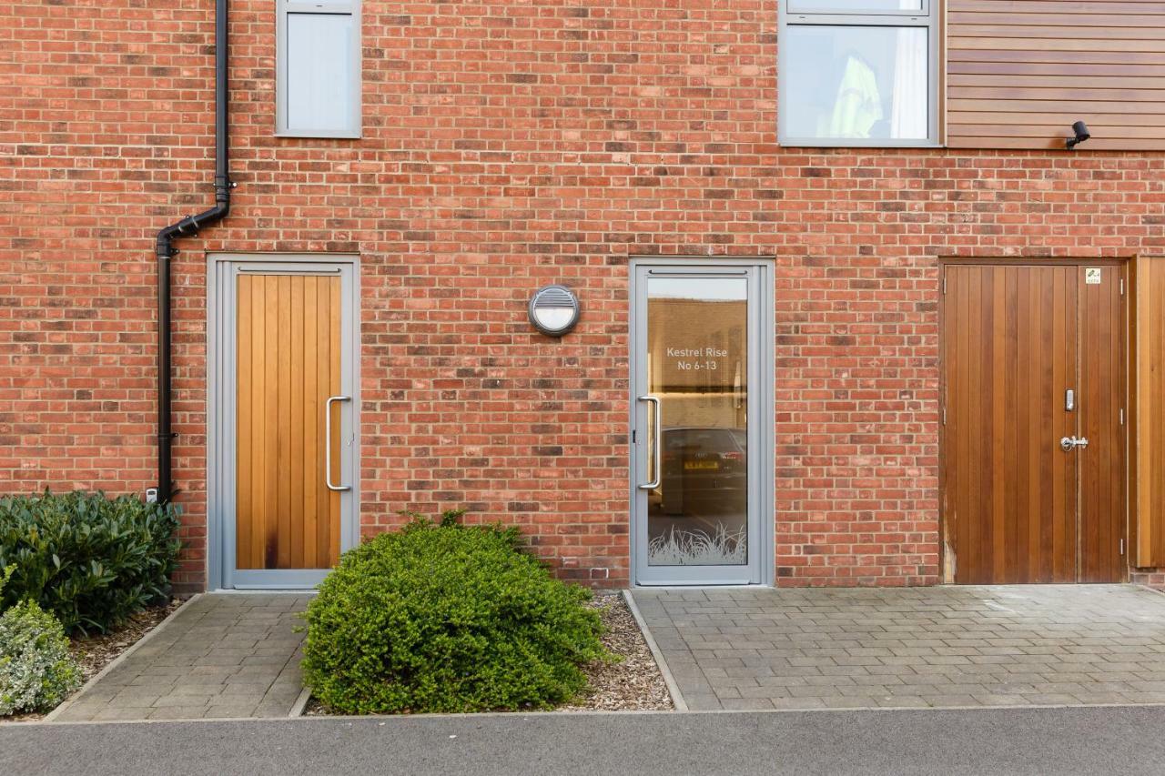 Contemporary Trumpington Apartment With Self Check-In ,Free On-Site Parking, Terrace, Super Fast Wifi & 5 Mins Drive To Papworth & Addenbrookes Hospitals Cambridge  Bagian luar foto