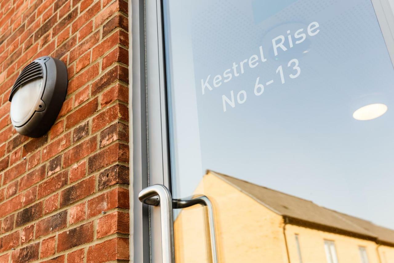 Contemporary Trumpington Apartment With Self Check-In ,Free On-Site Parking, Terrace, Super Fast Wifi & 5 Mins Drive To Papworth & Addenbrookes Hospitals Cambridge  Bagian luar foto