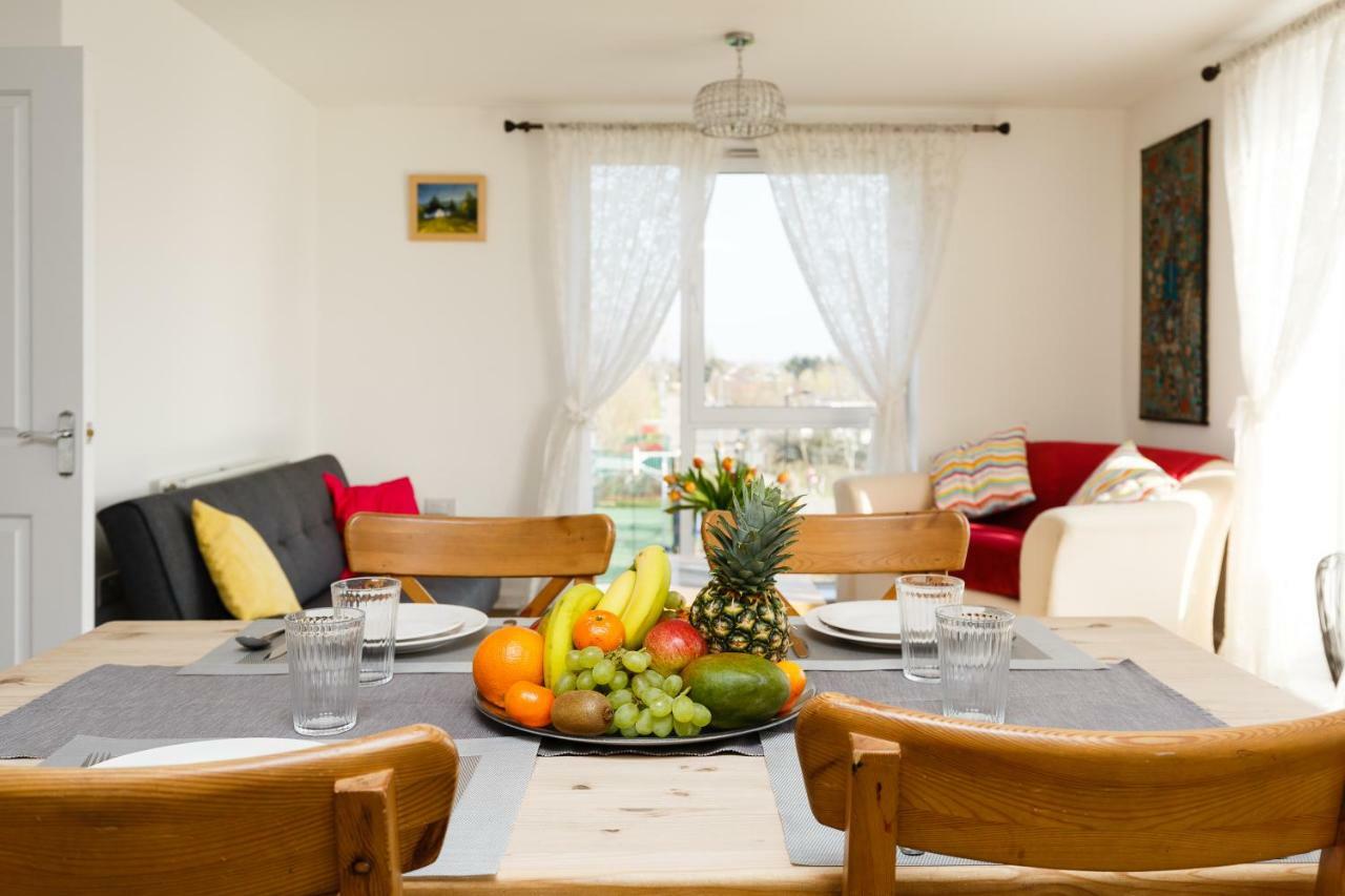 Contemporary Trumpington Apartment With Self Check-In ,Free On-Site Parking, Terrace, Super Fast Wifi & 5 Mins Drive To Papworth & Addenbrookes Hospitals Cambridge  Bagian luar foto