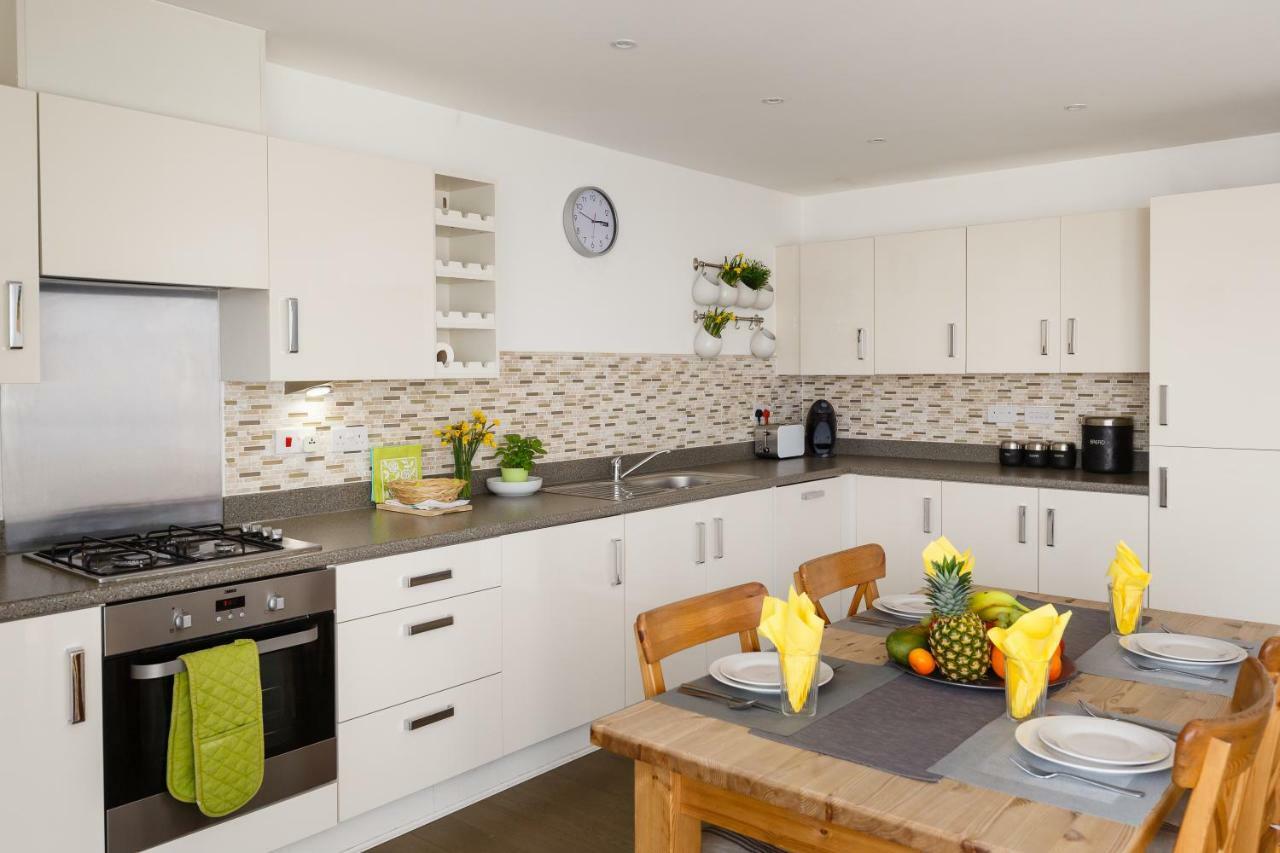 Contemporary Trumpington Apartment With Self Check-In ,Free On-Site Parking, Terrace, Super Fast Wifi & 5 Mins Drive To Papworth & Addenbrookes Hospitals Cambridge  Bagian luar foto