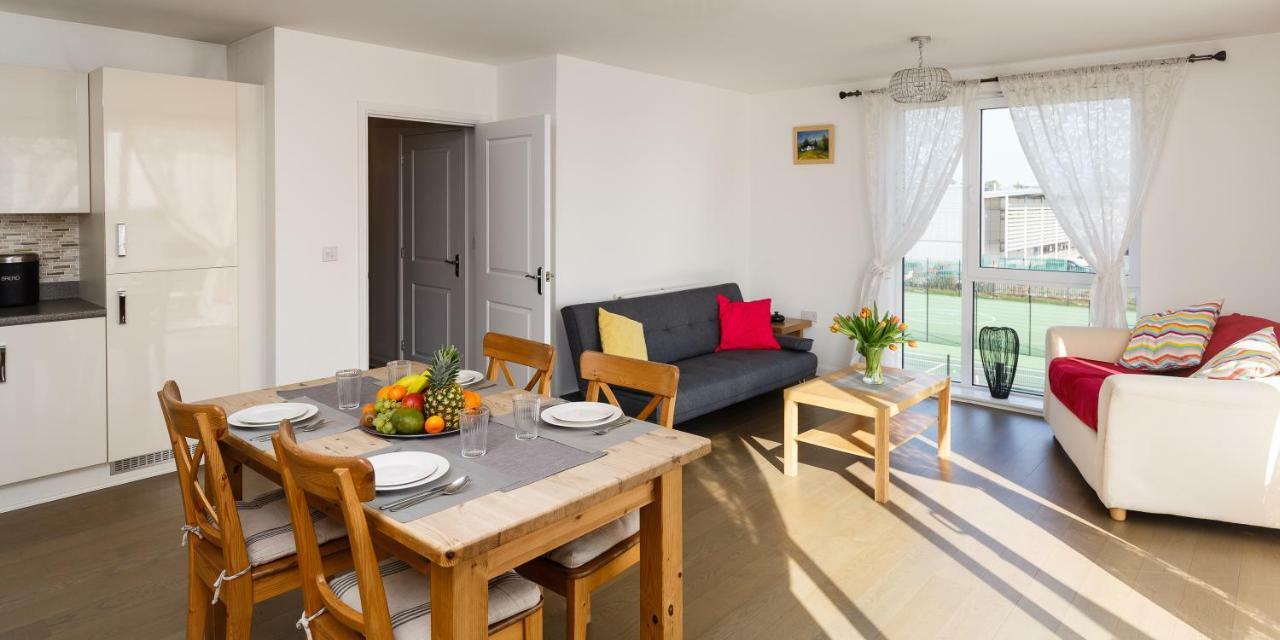 Contemporary Trumpington Apartment With Self Check-In ,Free On-Site Parking, Terrace, Super Fast Wifi & 5 Mins Drive To Papworth & Addenbrookes Hospitals Cambridge  Bagian luar foto