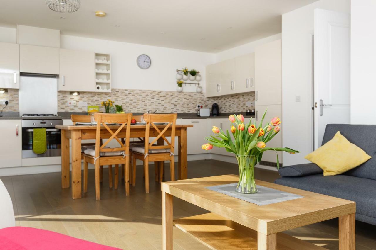 Contemporary Trumpington Apartment With Self Check-In ,Free On-Site Parking, Terrace, Super Fast Wifi & 5 Mins Drive To Papworth & Addenbrookes Hospitals Cambridge  Bagian luar foto
