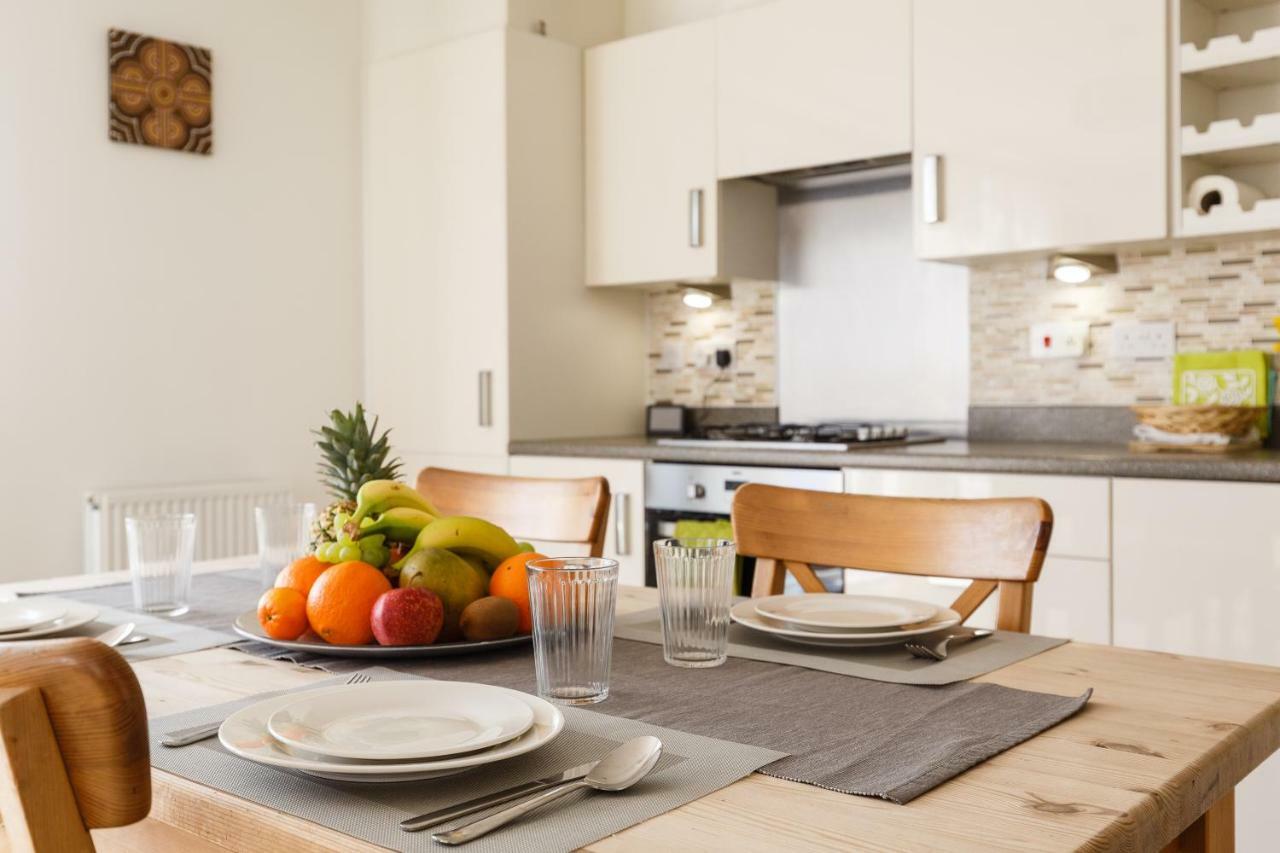 Contemporary Trumpington Apartment With Self Check-In ,Free On-Site Parking, Terrace, Super Fast Wifi & 5 Mins Drive To Papworth & Addenbrookes Hospitals Cambridge  Bagian luar foto