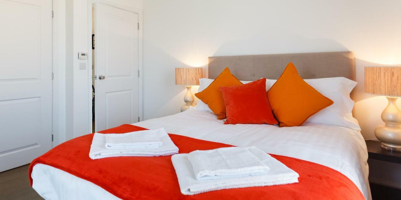 Contemporary Trumpington Apartment With Self Check-In ,Free On-Site Parking, Terrace, Super Fast Wifi & 5 Mins Drive To Papworth & Addenbrookes Hospitals Cambridge  Bagian luar foto