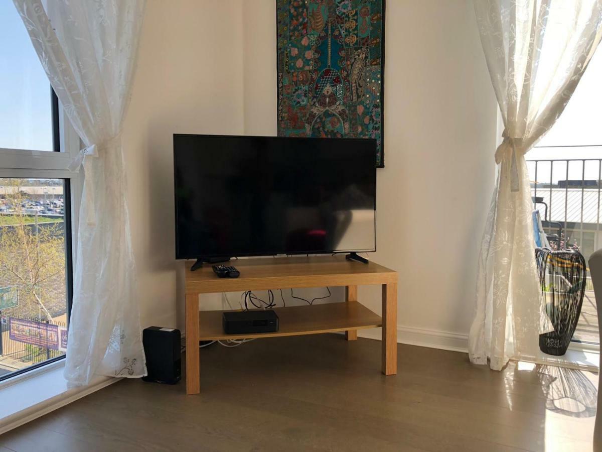 Contemporary Trumpington Apartment With Self Check-In ,Free On-Site Parking, Terrace, Super Fast Wifi & 5 Mins Drive To Papworth & Addenbrookes Hospitals Cambridge  Bagian luar foto