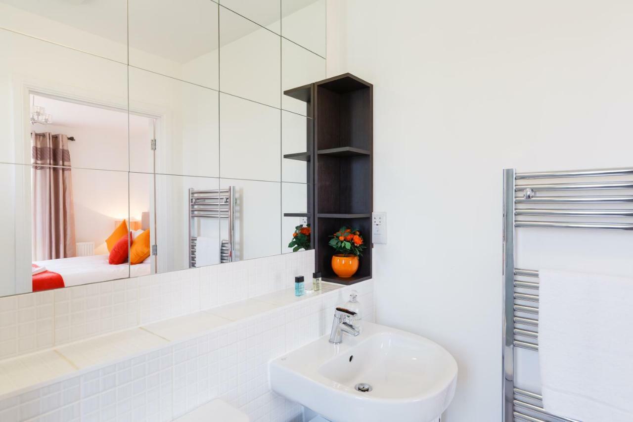 Contemporary Trumpington Apartment With Self Check-In ,Free On-Site Parking, Terrace, Super Fast Wifi & 5 Mins Drive To Papworth & Addenbrookes Hospitals Cambridge  Bagian luar foto