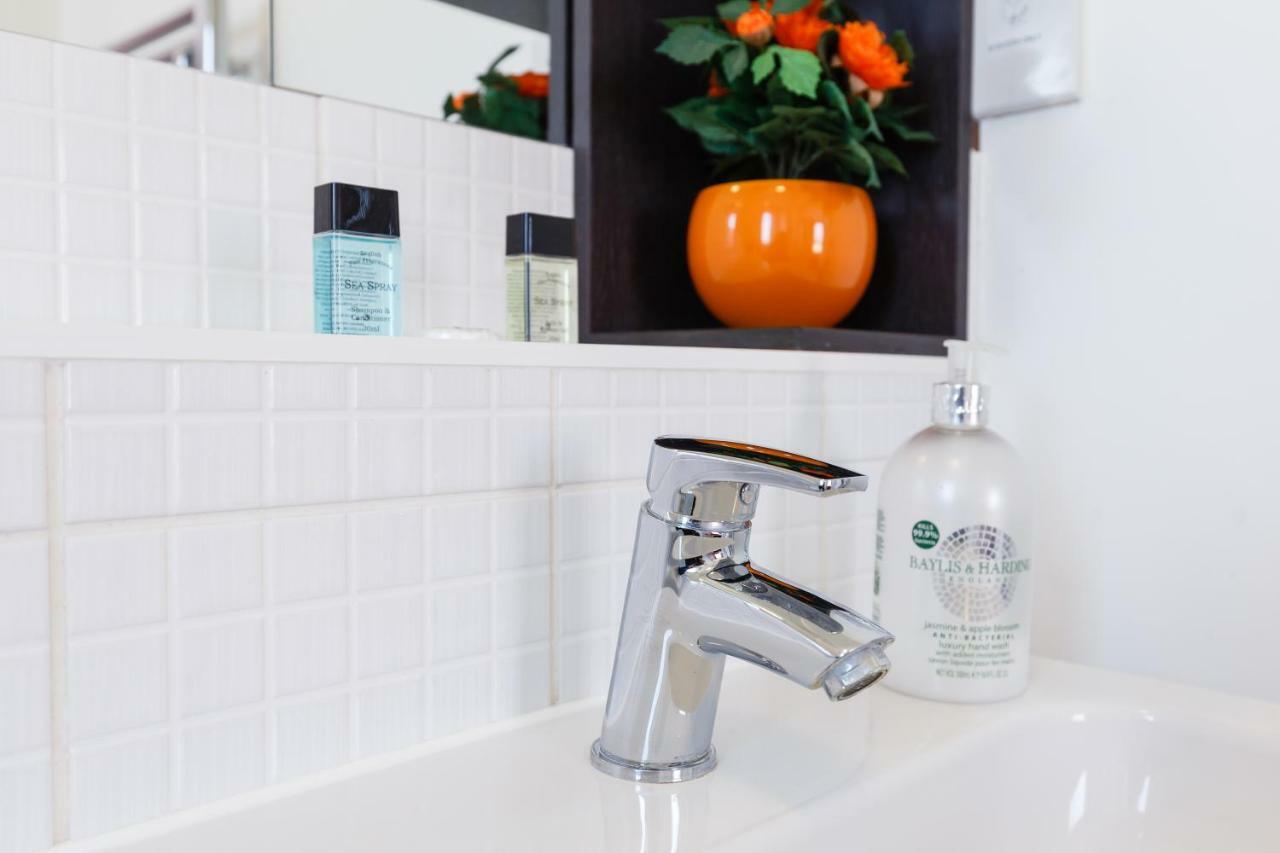 Contemporary Trumpington Apartment With Self Check-In ,Free On-Site Parking, Terrace, Super Fast Wifi & 5 Mins Drive To Papworth & Addenbrookes Hospitals Cambridge  Bagian luar foto