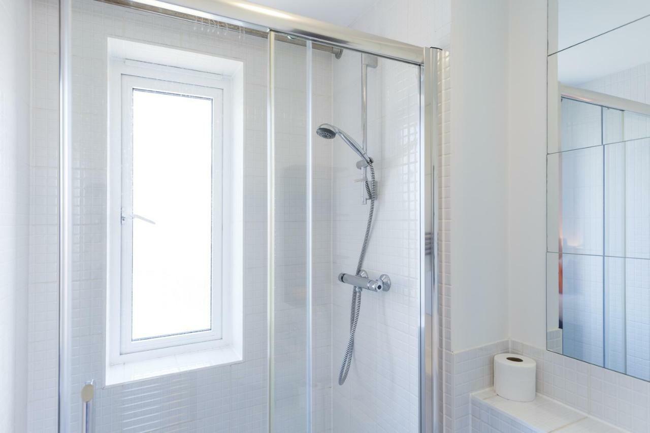 Contemporary Trumpington Apartment With Self Check-In ,Free On-Site Parking, Terrace, Super Fast Wifi & 5 Mins Drive To Papworth & Addenbrookes Hospitals Cambridge  Bagian luar foto