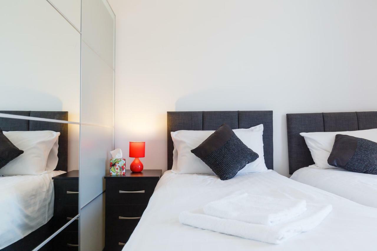 Contemporary Trumpington Apartment With Self Check-In ,Free On-Site Parking, Terrace, Super Fast Wifi & 5 Mins Drive To Papworth & Addenbrookes Hospitals Cambridge  Bagian luar foto