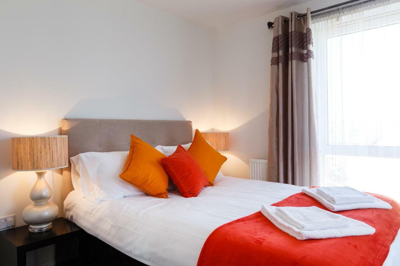 Contemporary Trumpington Apartment With Self Check-In ,Free On-Site Parking, Terrace, Super Fast Wifi & 5 Mins Drive To Papworth & Addenbrookes Hospitals Cambridge  Bagian luar foto