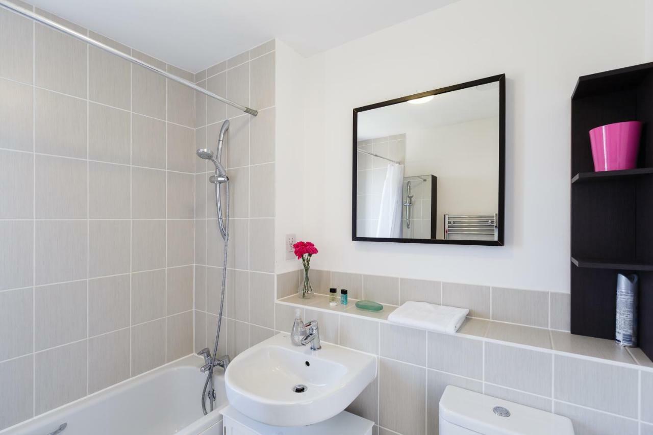 Contemporary Trumpington Apartment With Self Check-In ,Free On-Site Parking, Terrace, Super Fast Wifi & 5 Mins Drive To Papworth & Addenbrookes Hospitals Cambridge  Bagian luar foto