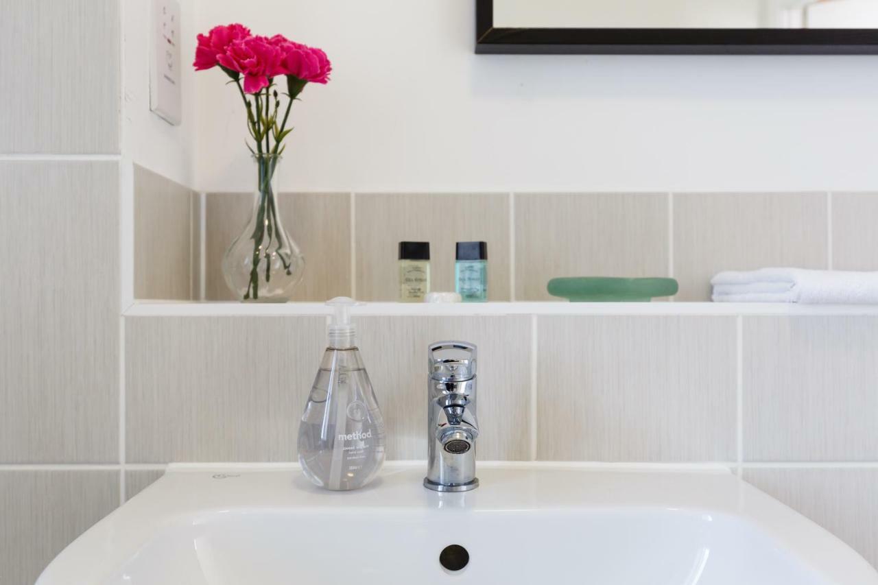 Contemporary Trumpington Apartment With Self Check-In ,Free On-Site Parking, Terrace, Super Fast Wifi & 5 Mins Drive To Papworth & Addenbrookes Hospitals Cambridge  Bagian luar foto