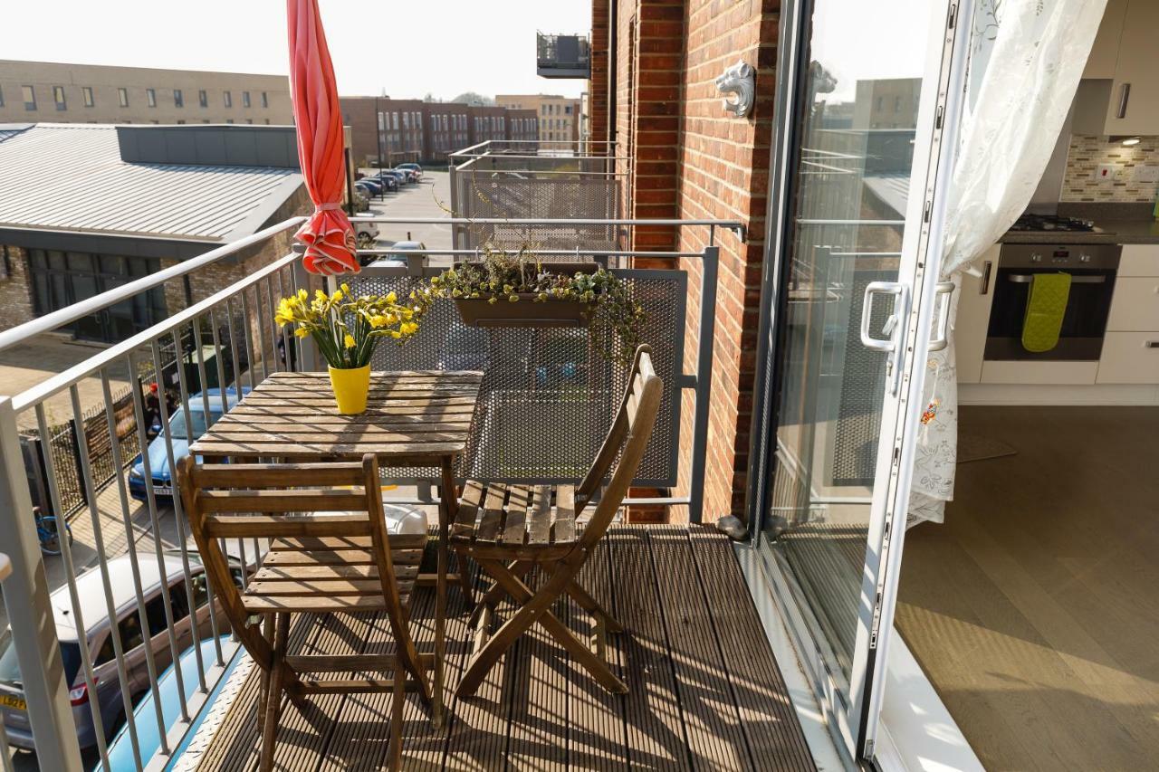 Contemporary Trumpington Apartment With Self Check-In ,Free On-Site Parking, Terrace, Super Fast Wifi & 5 Mins Drive To Papworth & Addenbrookes Hospitals Cambridge  Bagian luar foto